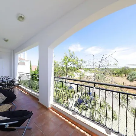Apartman Carmela, O Pomar