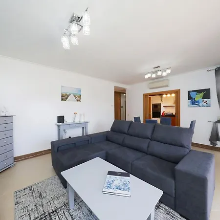Apartman Carmela, O Pomar